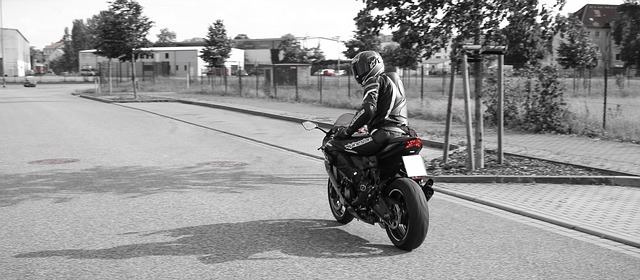 motorkář na motorce.jpg