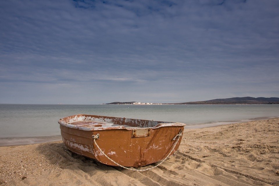 loďka na pláži