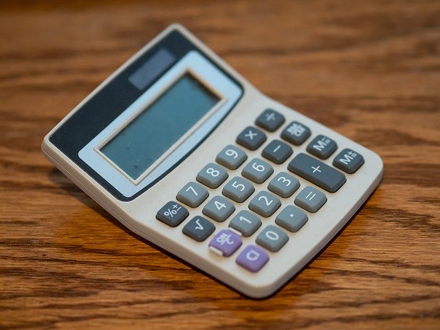 starší šedivá kalkulačka